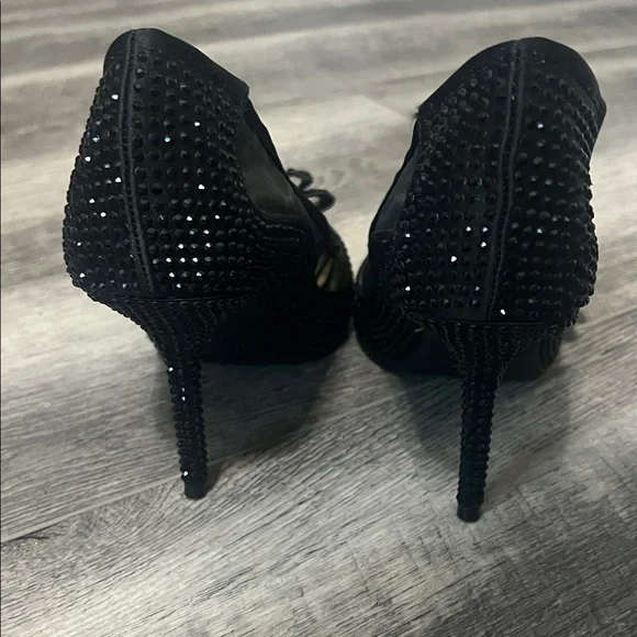 Jessica Simpson Black Heels with Bow and Sequin detail. Perfect holiday heels! - Picture 4 of 5